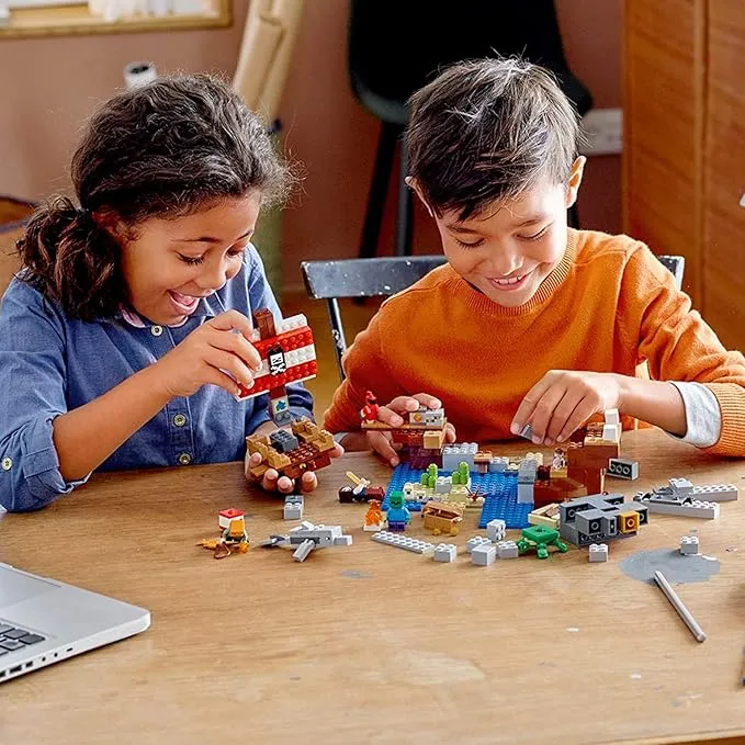 LEGO Minecraft The Pirate Ship-3_webp